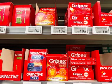 Rzeszow, Polonya - 22 Ağustos 2025: Gripasif ve Gripex ürünleri ile birlikte soğuk algınlığı ve grip semptomları için ilaç rafları