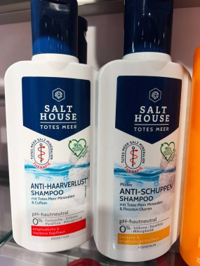 Kyiv, Ukrayna - 10 Ağustos 2025: Kafa bakımı için kepek önleyici ve saç dökülmesi önleyici çözümler sunan terapötik şampuan şişeleri