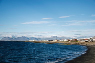Okyanus ve engebeli dağlarla çevrili İzlanda 'daki sahil köyü.