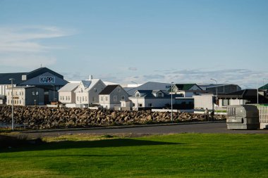 Akranes, İzlanda - 03 Eylül 2025: İzlanda 'da sakin bir çevreyle çevrili kıyı kasabasının manzarası