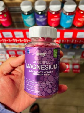 Kyiv, Ukrayna - 10 Ağustos 2025: Magnezyum takviyeleri içeren plastik şişe, besin deposu ortamında sergilendi.