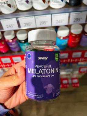Kyiv, Ukrayna - 10 Ağustos 2025: Bir mağaza rafının yanında duran mor bir şişede Melatonin takviyesi