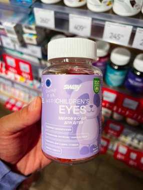 Kyiv, Ukrayna - 10 Ağustos 2025: Mor çocuk vitaminleri eczane rafındaki göz sağlığı için.