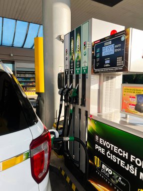 Presov, Slovakya - 10 Ağustos 2025: Benzin istasyonu pompasında yakıt ikmali, yakıt seçenekleri ve fiyatları net bir şekilde gösteriliyor.