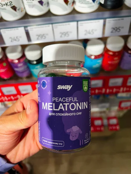 Kyiv, Ukrayna - 10 Ağustos 2025: Bir mağaza rafının yanında duran mor bir şişede Melatonin takviyesi