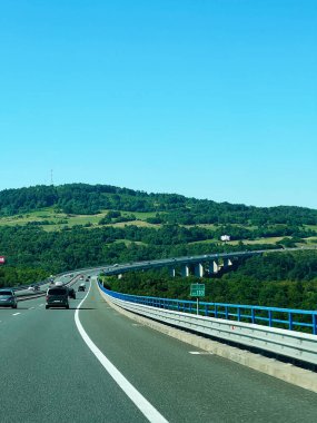 Hırvatistan 'da manzaralı köprü yapısı olan güzel bir vadi boyunca uzanan bir otoyol.