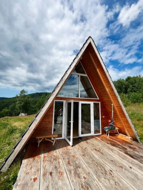 Sakin ve doğal ortamında açık bir güvertesi olan tenha bir kabin.
