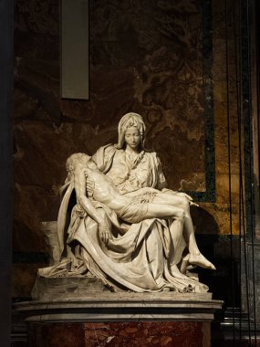 Roma, İtalya - 01 Ağustos 2025: İkonik mermer Piet heykeli İtalya 'nın Vatikan şehrinde ruhani ve duygusal bir başyapıtı sergiliyor. Merhametli Meryem Ana.