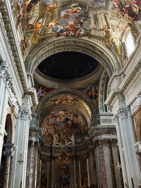 Roma, İtalya - 18 Ağustos 2025: Loyola 'daki St. Ignatius Kilisesi, Barok sanat eserleri ve büyük mimari yapılar barındırıyor..