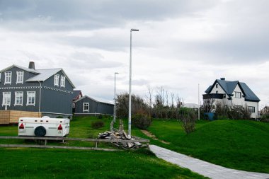 Çekici evler ve canlı yeşilliklerle dolu Akranes, İzlanda 'da ikamet yeri.
