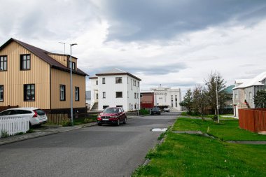Akranes, İzlanda - 06 Eylül 2025: İzlanda 'nın Akranes kentinde sakin bir mahalle caddesi, İzlanda mimarisi ve manzarası sergileniyor.
