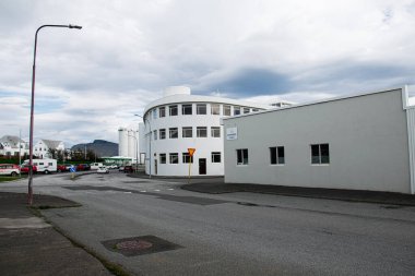 Akranes, İzlanda - 06 Eylül 2025: Akranes, İzlanda 'da sokak çevreli kıvrımlı endüstriyel mimari, kentsel tasarım sergileniyor.