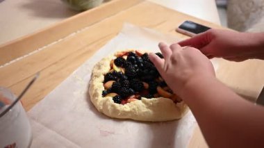 Taze böğürtlen ve şeftali karışımı ev yapımı lezzetli bir galet hazırlıyorum..
