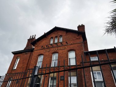 Manchester, İngiltere - 11 Eylül 2025: Manchester, İngiltere 'deki Whalley cephesi mimari ayrıntılar ve bulutlu gökyüzü