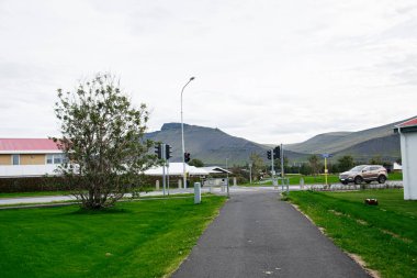 Akranes, İzlanda 'da dağları, yeşilliği ve araçları olan bir yaya geçidi.