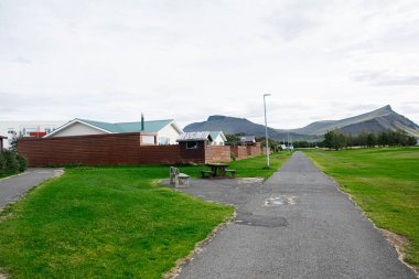 İzlanda, Akranes manzaralı dağ manzaralı yerleşim alanı boyunca yürüyüş yolu