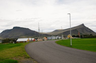 Akranes, İzlanda 'da dağlar ve canlı mimari içeren pitoresk bir manzara..