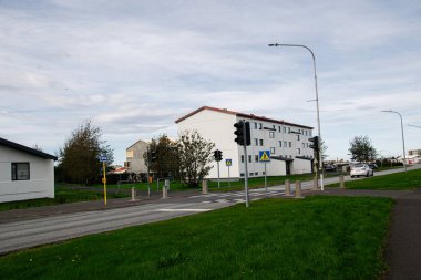 Yaya geçidi, trafik ışığı ve modern mimarinin yer aldığı Akranes, İzlanda 'da ikamet alanı.