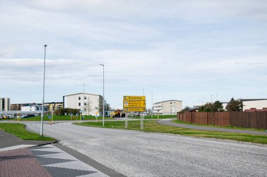 Yol trafiği kavşağı Akranes, İzlanda, güneşli bir günde.