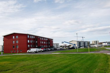 Akranes, İzlanda 'da renkli binalar ve araçların yer aldığı sakin bir yerleşim yeri.