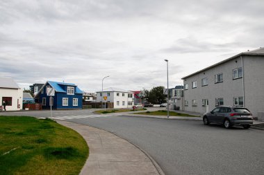 Akranes, İzlanda - 12 Eylül 2025: Canlı evleri ve İzlanda 'da huzurlu bir atmosferi olan büyüleyici bir yerleşim yeri