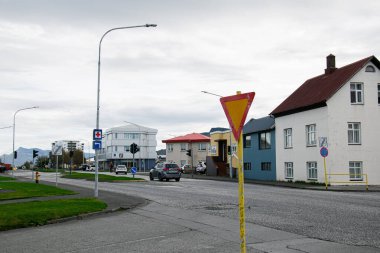 Akranes, İzlanda - 12 Eylül 2025: Akranes, İzlanda 'da sessiz yol kavşağı, evler ve trafik işaretleri yer alıyor