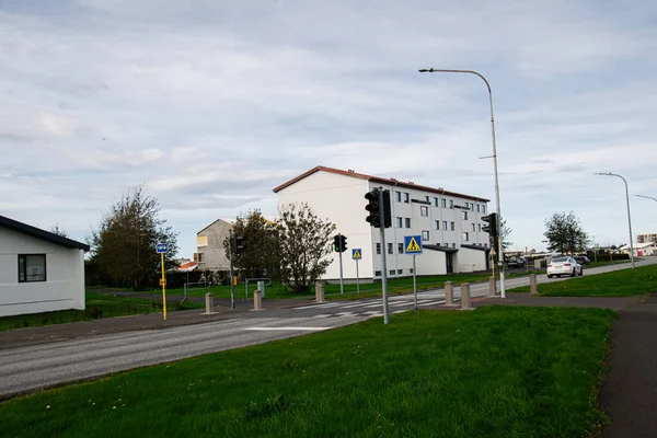 Yaya geçidi, trafik ışığı ve modern mimarinin yer aldığı Akranes, İzlanda 'da ikamet alanı.