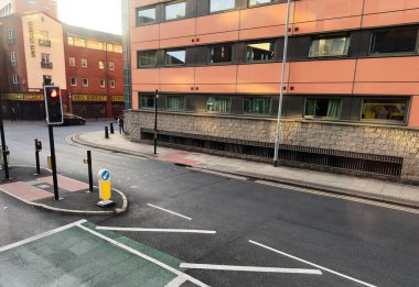 Manchester, İngiltere - 12 Eylül 2025: Manchester, İngiltere 'de sokak manzarası ve kavşakta yaya geçidi