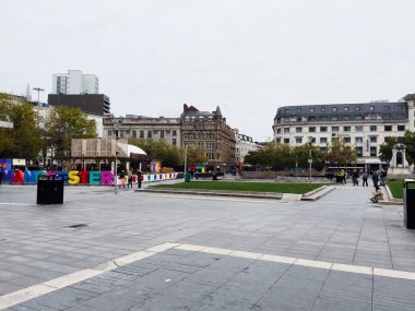 Manchester, İngiltere - 14 Eylül 2025: Manchester, İngiltere 'de şehir meydanı ve arka planda ikonik tabela ve binalar