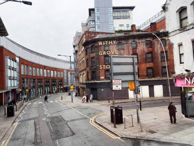 Manchester, İngiltere - 14 Eylül 2025: Manchester 'daki Withy Grove Stores' ın çeşitli mimari ve günlük işlerini vurgulayan şehir sahnesi