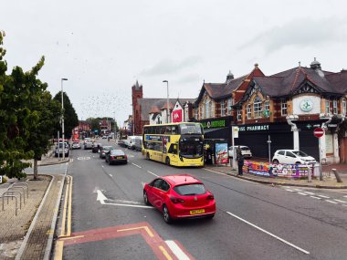 Manchester, İngiltere - 14 Eylül 2025: Manchester 'da araçları ve insanları olan aktif kentsel yol manzarası