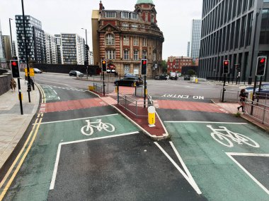 Manchester, İngiltere - 14 Eylül 2025: Manchester, İngiltere 'de bisiklet yolları ve tarihi binalarla Urban Corporation st kavşağı
