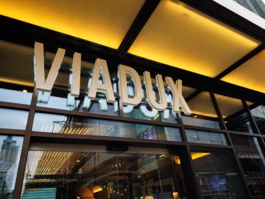 Manchester, İngiltere - 14 Eylül 2025: Manchester, İngiltere şehir manzarasında aydınlatma içeren Viadux binasının cam girişi