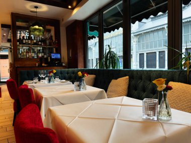 Manchester, İngiltere - 14 Eylül 2025: Manchester, İngiltere 'de şık dekor ve pencere manzaralı yemek alanı Italiana 55 Great Northern.