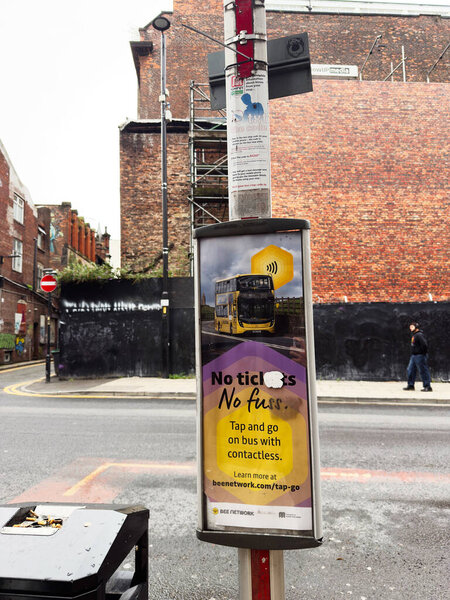 Манчестер, Великобритания - 14 сентября 2025 года: Объявление об остановке автобуса в Манчестере, поощряющее бесконтактные платежи за пользование общественным транспортом.