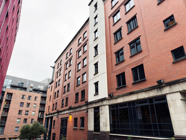 Манчестер, Великобритания - 14 сентября 2025 года: оживленный городской вид на улицу, демонстрирующий современные жилые дома в Манчестере, Великобритания.