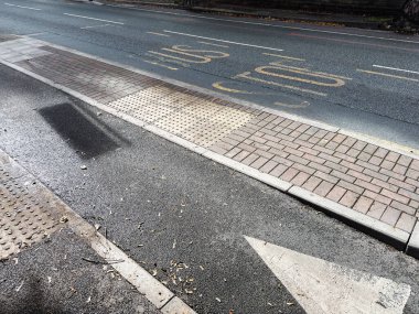 Manchester, İngiltere 'de dokunsal kaldırım, kaldırım ve yol elementlerini içeren şehir altyapısı.