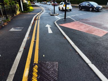 Manchester 'da trafik, bisiklet yolu ve yaya yolu tasarımını gösteren sokak sahnesi