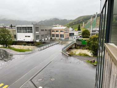 Einsiedeln, İsviçre - 28 Eylül 2022: Sanayi bölgesi, küçük köprü ve İsviçre Einsiedeln 'de kayak atlama sahnesi