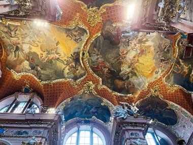 Einsiedeln, İsviçre - 28 Eylül 2022: İsviçre 'deki görkemli bir barok kilise tavanı freski karmaşık ayrıntılar ve sanatla süslenmiş. Einsiedeln Manastırı
