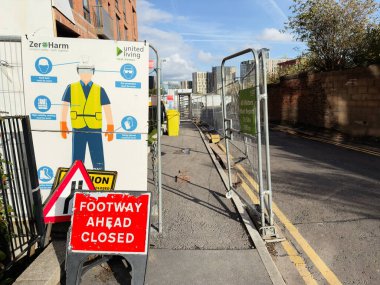 Salford, İngiltere - 16 Eylül 2025: Salford, İngiltere 'deki bir inşaat sahasının yakınındaki güvenlik levhası ve uyarı panoları.