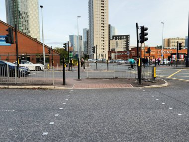 Salford, İngiltere - 16 Eylül 2025: Yollar, trafik ışıkları, yayalar ve çevre kentsel mimari içeren Salford kentsel yapısı