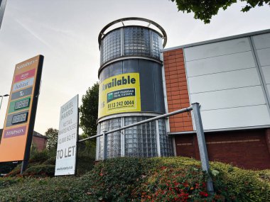 Salford, İngiltere - 16 Eylül 2025: Salford, İngiltere 'de fabrikalarla çevrili kiralık ticari bina