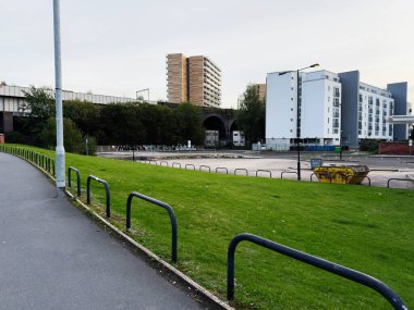 Manchester, İngiltere - 16 Eylül 2025: Manchester, İngiltere 'deki modern konut binaları, yeşil alanlar ve kentsel yapılar.