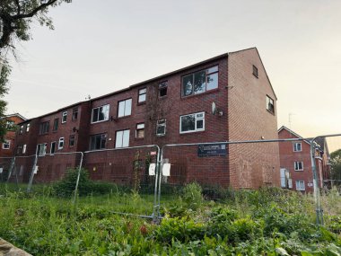 Manchester, İngiltere - 16 Eylül 2025: Manchester, İngiltere 'de eskrimle çevrili yenileme çalışmaları devam eden konut binası