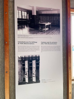Dachau, Almanya - 29 Eylül 2022: Almanya 'daki Dachau toplama kampındaki mahkumlar için yeniden inşa edilmiş ortak odayı gösteren sergi.