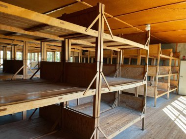Dachau, Almanya - 29 Eylül 2022: Tarihi kalıntıların sergilendiği Dachau toplama kampındaki ahşap ranzalar