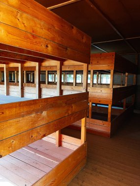 Dachau, Almanya - 29 Eylül 2022: Dachau Toplama Kampı, Almanya 'nın tarihi kışlalarında ahşap ranzalar.