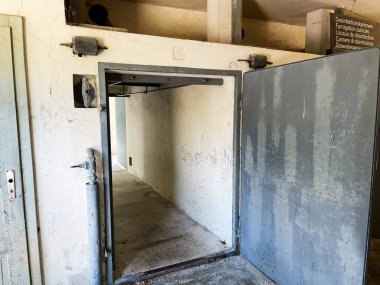 Dachau, Almanya - 29 Eylül 2022: Ayrıntılı özelliklere sahip Dachau Toplama Kampındaki korunmuş dezenfekte odaları.