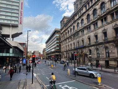 Manchester, İngiltere - 17 Eylül 2025: Tarihi mimarisi, modern binası, motosikletleri, arabaları ve yayaları ile İngiltere 'deki Manchester Caddesi' nde Bustling.